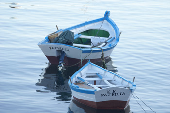Chalanas en el puerto de Corme