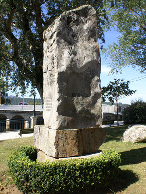 Ruta Val nativo. Monolito conmemorativo praza do Recheo